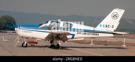 Guardia costiera ellenica - Socata TB-20 Trinidad AC-3 (msn 814), in mostra presso il Museo dell'aeronautica ellenica, a Tatoi AB, Dekeleia, Grecia, per un'esposizione aerea.) Foto Stock