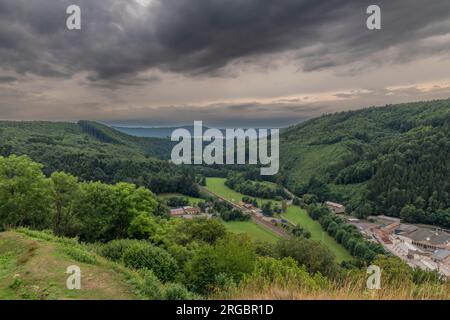 Ammira il castello di Lansperk vicino alla città di Usti nad Orlici in una nuvolosa sera d'estate Foto Stock