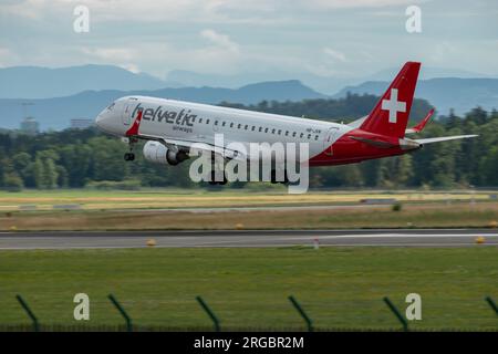 Zurigo, Svizzera, 13 luglio 2023 l'aeromobile HB-JVN Helvetic Airways Embraer E190-LR atterra sulla pista 14 Foto Stock