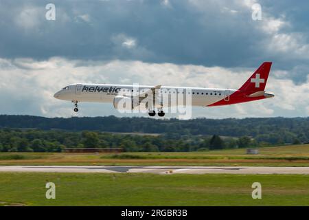 Zurigo, Svizzera, 13 luglio 2023 l'aeromobile HB-AZJ Helvetic Airways Embraer E195-E2 atterra sulla pista 14 Foto Stock