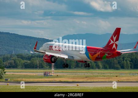 Zurigo, Svizzera, 13 luglio 2023 9H-NEO Air Malta Airbus A320-251N atterra sulla pista 14 Foto Stock