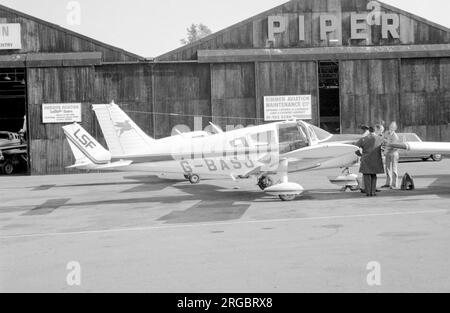 Piper PA-28-180 Cherokee Challenger G-BASJ (msn 28-7305136), a Elstree nel giugno 1974. Foto Stock