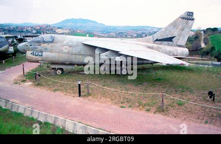 LTV A-7E Corsair II 158830 (msn e-319, codice base 'A', indicativo di chiamata '403'), in mostra al Museo dell'aviazione di Rimini. Foto Stock