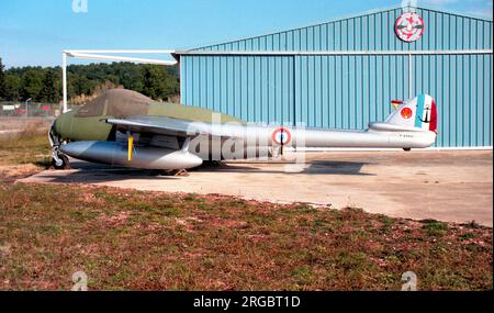 De Havilland DH.100 Vampire FB.6 F-AZHJ / 57.S.9 (msn 668), presso l'Associazione Varoise Avions de Collection, Cuers - Pierrefeu (LFTF), Francia, il 30 novembre 1998. Foto Stock