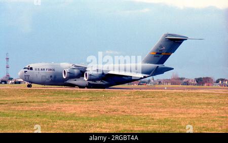 United States Air Force - McDonnell Douglas C-17A Lot IV Globemaster III 92-3292 (MSN 50016/P12), al RAF Mildenhall nel novembre 1998. Foto Stock
