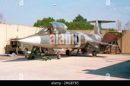 Aeronautica militare English - Lockheed F-104S ASA Starfighter MM6831 / 4-22 (msn 1131), di 4 Stormo, presso la base aerea di Grosseto nel marzo 1998. (Aeronautica militare Italiano - Aeronautica militare Italiana) Foto Stock