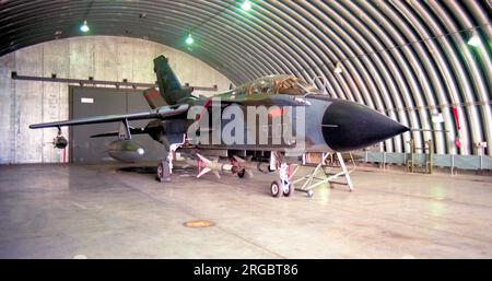 Aeronautica Militaire Italiano - Panavia Tornado ECR MM7030 / 50-04 (msn 292/ECR../5039), di 155 Gruppo / 50 Stormo, presso la base aeronautica di Ghedi - LIPL, Italia, il 31 marzo 1998. (Aeronautica militare Italiano - Aeronautica militare Italiana). Foto Stock