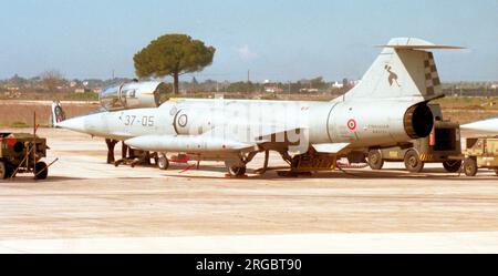 Aeronautica militare English - Lockheed F-104S ASA Starfighter MM6767 / 37-05 (msn 1067), di 18 Gruppo / 37 Stormo, presso la base aerea Trapani-Birgi, il 23 marzo 1999. (Aeronautica militare Italiano - Aeronautica militare Italiana) Foto Stock