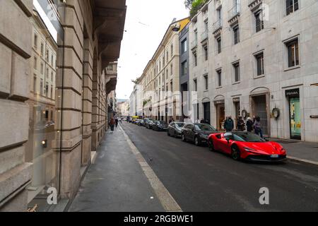 Milano, Italia - marzo 30: Il Quadrilatero della moda o via Montenapoleone è un quartiere dello shopping di alta classe nel centro di Milano. Foto Stock