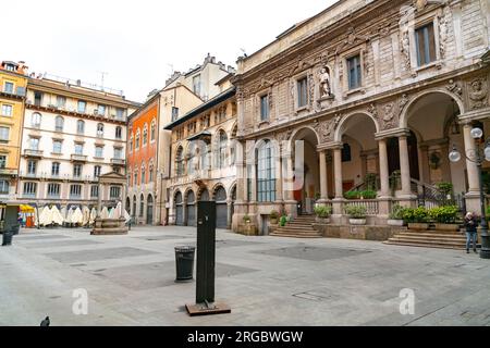 Milano, Italia - 30 marzo 2022: Piazza Mercanti è una piazza centrale di Milano, tra Piazza del Duomo e Piazza Cordusio. Foto Stock