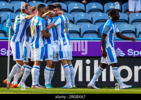 I giocatori dell'Huddersfield celebrano il loro gol di apertura durante la partita della Carabao Cup Huddersfield Town vs Middlesbrough al John Smith's Stadium, Huddersfield, Regno Unito, 8 agosto 2023 (foto di Ryan Crockett/News Images) Foto Stock