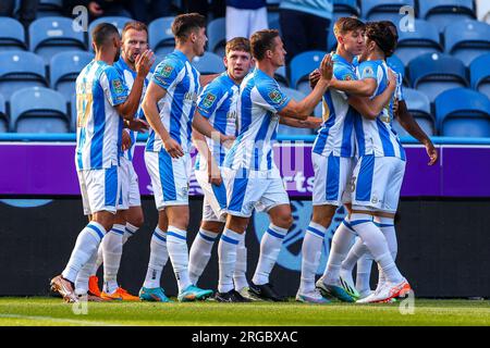 I giocatori dell'Huddersfield celebrano il loro gol di apertura durante la partita della Carabao Cup Huddersfield Town vs Middlesbrough al John Smith's Stadium, Huddersfield, Regno Unito, 8 agosto 2023 (foto di Ryan Crockett/News Images) Foto Stock