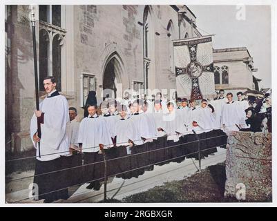 Painswick Clipping - la processione. La prima Domenica dopo il 19th settembre, la festa della dedicazione. Nel pomeriggio i bambini della Scuola domenicale marciano verso la chiesa dove si svolge un breve servizio. Foto Stock