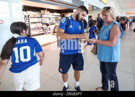 Zagabria, Croazia. 8 agosto 2023. Luka Ivanusec di Dinamo Zagabria firma un autografo a un fan dell'Aeroporto Internazionale 'dr. Franjo Tudjman' a Zagabria, Croazia, l'8 agosto 2023. I giocatori della GNK Dinamo Zagabria tornano in Croazia dopo che la partita contro l'AEK Atena è stata cancellata dopo che gli hooligans croati (fan della Dinamo Bad Blue Boys) hanno attaccato i tifosi dell'AEK ieri, ad Atene, in Grecia. Foto: Slavko Midzor/PIXSELL credito: Pixsell/Alamy Live News Foto Stock