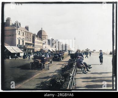 Vista della East Parade a Worthing, West Sussex, con turisti e charabancs. Foto Stock