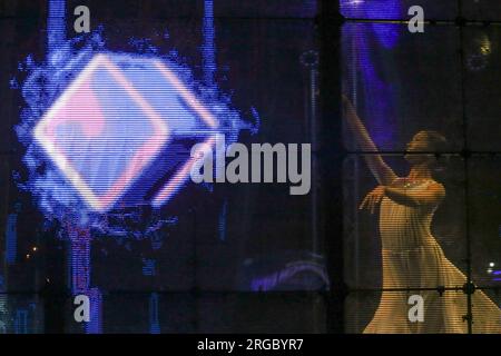 Taguig, Filippine. 8 agosto 2023. Una ballerina si esibisce durante il lancio di Block Dojo in Asia. Block Dojo, un incubatore che promuove l'imprenditorialità blockchain, in collaborazione con nChain, una società tecnologica globale ha lanciato il Block Dojo in Asia. Block Dojo e nChain puntano a una trasformazione digitale e fungono da leader nella rivoluzione digitale nelle Filippine creando opportunità di business per lo sviluppo della Blockchain. Credito: SOPA Images Limited/Alamy Live News Foto Stock