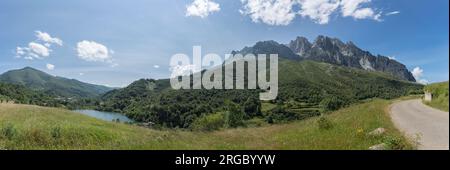 León Spagna - 07 04 2021: Vista panoramica sui Picos de Europa, o Cime d'Europa, una catena montuosa che si estende per circa 20 km, che fa parte della CA Foto Stock