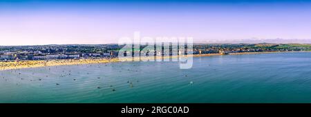 Ampia vista panoramica della spiaggia e della baia di Weymouth in estate. Weymouth, Dorset, Inghilterra, Regno Unito Foto Stock