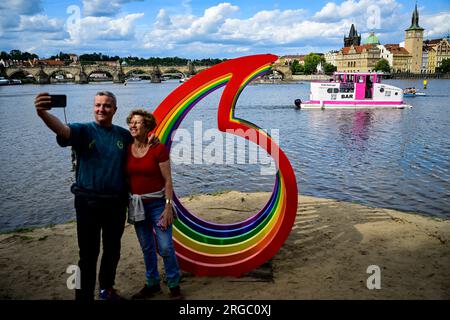 Praga, Repubblica Ceca. 8 agosto 2023. Il festival dei diritti umani del Prague Pride 2023 è continuato a Strelecky Island a Praga, Repubblica Ceca, il 7 agosto 2023. Crediti: Roman Vondrous/CTK Photo/Alamy Live News Foto Stock