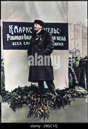 VLADIMIR LENIN parla in occasione dell'inaugurazione dei monumenti a Marx e Engels, Mosca Foto Stock