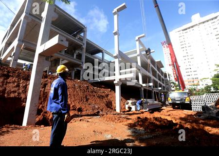 salvador, bahia, brasile - 9 maggio 2023: Il lavoratore controlla l'installazione di una struttura premildade per la costruzione di una scuola pubblica a Salvador. Foto Stock