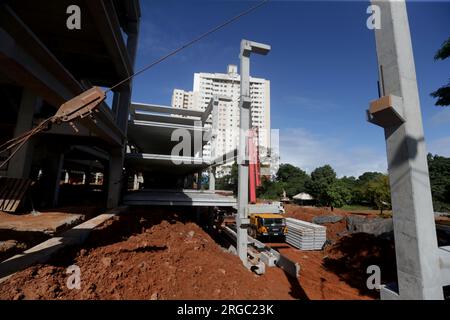 salvador, bahia, brasile - 9 maggio 2023: Il lavoratore controlla l'installazione di una struttura premildade per la costruzione di una scuola pubblica a Salvador. Foto Stock