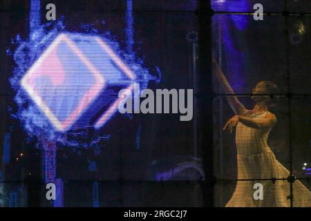 Taguig, Filippine. 8 agosto 2023. Una ballerina si esibisce durante il lancio di Block Dojo in Asia. Block Dojo, un incubatore che promuove l'imprenditorialità blockchain, in collaborazione con nChain, una società tecnologica globale ha lanciato il Block Dojo in Asia. Block Dojo e nChain puntano a una trasformazione digitale e fungono da leader nella rivoluzione digitale nelle Filippine creando opportunità di business per lo sviluppo della Blockchain. (Foto di Earvin Perias/SOPA Images/Sipa USA) credito: SIPA USA/Alamy Live News Foto Stock