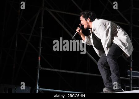 Il cantante italiano Alberto cotta Ramusino, alias Tananai, si esibisce in concerto con il suo "Live 2023 - Festival" durante lo Zoo Music Fest di Pescara. Foto Stock