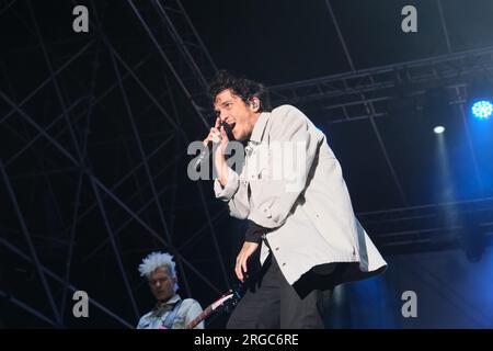 Il cantante italiano Alberto cotta Ramusino, alias Tananai, si esibisce in concerto con il suo "Live 2023 - Festival" durante lo Zoo Music Fest di Pescara. Foto Stock
