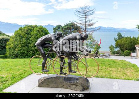 Scultura "Ciclisti" nel Parco Olimpico (Parc Olympique), Museo Olimpico (Musée Olympique), Ouchy, Losanna, Cantone di Vaud, Svizzera Foto Stock