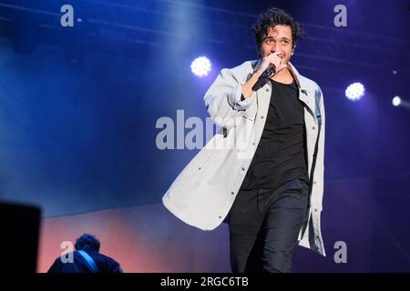 Il cantante italiano Alberto cotta Ramusino, alias Tananai, si esibisce in concerto con il suo "Live 2023 - Festival" durante lo Zoo Music Fest di Pescara. Foto Stock