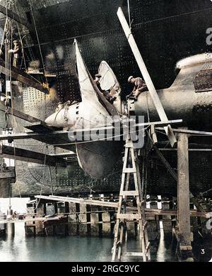 Fotografia di una delle eliche di R.M.S. "Queen Mary", poi in via di completamento nel cantiere navale John Brown, Clydebank. La nave fu battezzata e lanciata dalla Regina Maria il 26 settembre 1934. Foto Stock