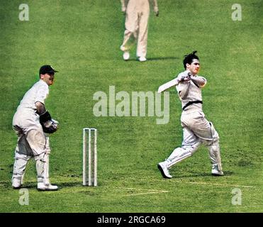 Fotografia di (Robert) Neil Harvey, il battitore australiano, che gioca un colpo nel quarto incontro di prova tra Inghilterra e Australia, Headingley Cricket Ground, 1948. Godfrey Evans, il guardiano inglese del wicket, può essere visto sulla sinistra dell'immagine. Foto Stock