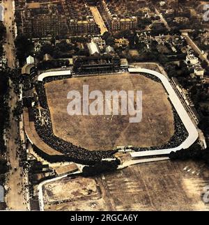 Fotografia aerea del Lord's Cricket Ground durante il secondo Test Match tra Inghilterra e Australia, 11th giugno 1921. In questo giorno 30.000 spettatori si sono schiantati in quella del Signore, ma centinaia di persone deluse sono state lasciate fuori dalle porte, come si può vedere a sinistra dell'immagine. Foto Stock