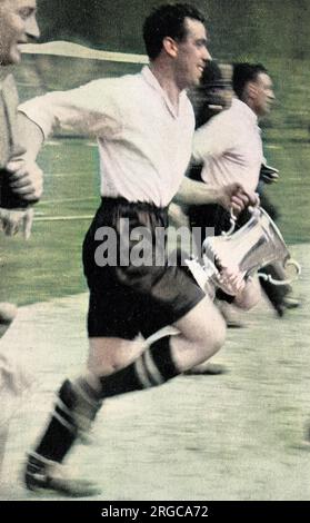 Fotografia del capitano Everton e del centro avanti, Dixie Dean (1907-1980), che corre intorno allo Stadio di Wembley dopo il F.A. Finale della Coppa del 1933. Dean, che ha segnato l'unico gol nella partita tra Everton e Manchester City, tiene la victor's Cup nella sua mano sinistra. Foto Stock