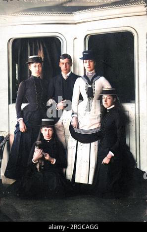 Fotografia del 1884 che mostra la Regina Vittoria con quattro dei suoi figli: Da sinistra, la Principessa Louise, la Principessa Maud (seduta), il Principe George (poi Giorgio V), la Regina Alexandra e la Principessa Victoria. Anche se non confermato, lo stile navale della Regina di vestito suggerisce che sono su una barca o nave, forse il Royal Yacht, 'Britannia'. Foto Stock