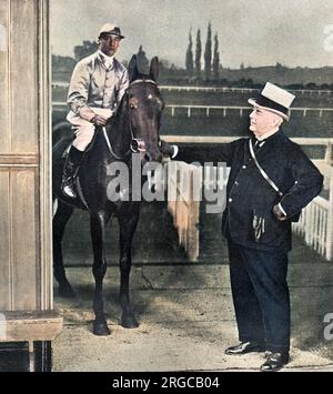 Una scena dal dramma 'A Member of Tattersalla', del Capitano H.S.Browning, che ha aperto al Whitney Theatre (oggi Novello Theatre, Aldwych, Londra) il 28 febbraio 1912. La produzione di palco ha visto un cavallo dal vivo (che gioca il ruolo di 'Plutocrat'), visto qui essere condotto sul palco da 'Peter Perks', il bookmaker, interpretato da Rutland Barrington. Il jockey è stato giocato da Archie Arbuthnot. Foto Stock