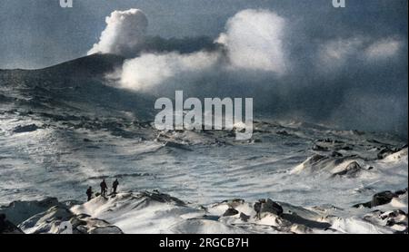 Le pendici del Monte Erebus, il vulcano attivo sull'isola di Ross nell'Antartide, avvolto nel fumo e nella nuvola, visto durante la sconsiderata spedizione polare Scott al Polo Sud, 1910 - 1912. Fotografato dal tenente T. Gran che è stato catturato in una nuvola di vapore sulla cima. Foto Stock