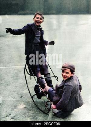 WW2 - Home Front, novembre 1940 - due ragazzi che giocano su una sega panoramica - felici e contenti e non temono la guerra che infuria intorno a loro. Una bella fotografia di propaganda patriottica, distribuita per aiutare il morale durante il periodo di lotta della Gran Bretagna. Foto Stock