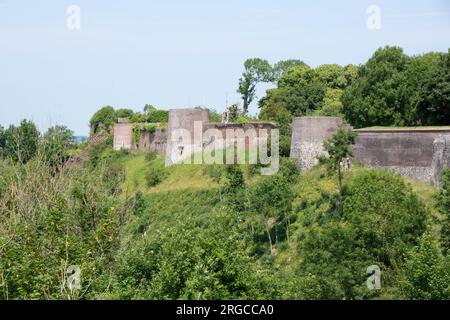 Bastioni di mattoni e pietre intorno a Motreuil-sur-Mer Foto Stock