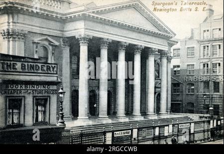 The Metropolitan Tabernacle - una grande chiesa Battista riformata indipendente nell'Elephant and Castle a Londra. Fu la più grande chiesa non conformista del suo tempo nel 1861. La Fellowship del Tabernacolo si adora insieme dal 1650. Durante il ministero di Charles Haddon Spurgeon, fu deciso che la chiesa doveva spostarsi permanentemente in locali più grandi. Il luogo scelto era l'Elephant and Castle, una posizione prominente vicino al Tamigi nel sud di Londra, in parte perché si pensava fosse il luogo dell'incendio dei Martiri Southwark. L'edificio con un auditorium da 6.000 posti, de Foto Stock