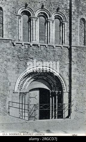 L'imponente arco normanno dell'entrata ovest di St Nicholas Church, New Romney, Kent. Foto Stock