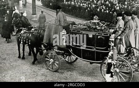 La regina Maria e gli altri lutto reali arrivano alla stazione di Paddington nel pullman di Stato, funerale di re Giorgio V. Foto Stock