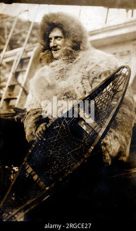 Una superba fotografia di un esploratore polare Richard Evelyn Byrd Jr. (1888-1957) in pelliccia piena e con in mano una scarpa da neve. Byrd fu un pioniere ufficiale navale americano, aviatore, esploratore polare e organizzatore della logistica polare. Foto Stock