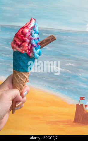 Primo piano del gelato alla fragola che si scioglie in spiaggia al caldo Foto Stock