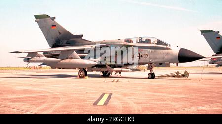 Luftwaffe - Panavia Tornado ECR 46+37 (msn GS270), di JagdBomberGeschwader 32, al RAF St Mawgan il 10 settembre 1997.