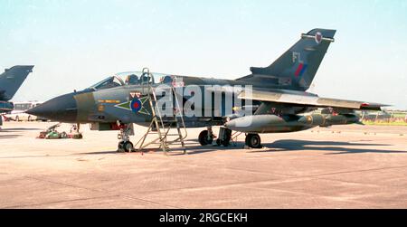 Royal Air Force - Panavia Tornado GR.1B ZA492 - FL (msn BS108), di No,12 Squadron, al RAF St Mawgan il 10 settembre 1997. Foto Stock