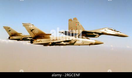 Forze aeree indiane e forze aeree reali - Sukhoi su-30MKI SB038 e Panavia Tornado F.3s ZE982 & ZE342, durante una visita in India nei primi anni '2000s. Foto Stock