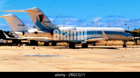 Bombardier BD-700 Global 5000 5A-UAC (msn 9257), di United Aviation, presso l'aeroporto internazionale di Luqa, Malta, con 5A-UAB. Foto Stock