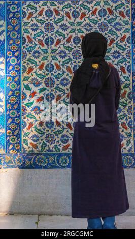 Istanbul, Turchia, Türkiye. Moschea del Sultano Eyup, piastrelle donna e Iznik nel cortile. Foto Stock